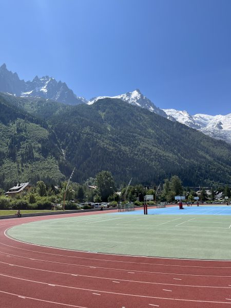 20 godina veličanstvenog UTMB-a - 2023. godina velika je i važna za UTMB – kraljicu europskog i svjetskog trail trčanja; ovo epsko događanje ove godine je napunilo 20 godina postojanja!Za sve vas znatiželjne, vrijeme je da vas upoznamo barem s par osnovnih informacija o UTMB-u, jer 20 godina je zaista mnogo.Ukratko, UTMB ili Ultra Trail du Mont Blanc poznata je ultra-maratonska trkačka destinacija/događanje (utrka) u Europi, sa startom i ciljem u Chamonixu, u francuskim Alpama. UTMB utrka duga je oko 170 km (106 milja) i obilazi Mont Blanc, vrh najviše planine zapadne Europe.Zanimljivo je da UTMB kao utrka/dužina nije jedina u sklopu „UTMB-tjedna“.