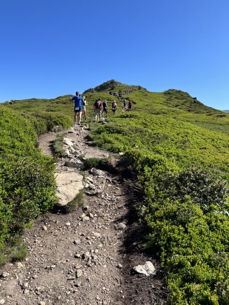 20 godina veličanstvenog UTMB-a - 2023. godina velika je i važna za UTMB – kraljicu europskog i svjetskog trail trčanja; ovo epsko događanje ove godine je napunilo 20 godina postojanja!Za sve vas znatiželjne, vrijeme je da vas upoznamo barem s par osnovnih informacija o UTMB-u, jer 20 godina je zaista mnogo.Ukratko, UTMB ili Ultra Trail du Mont Blanc poznata je ultra-maratonska trkačka destinacija/događanje (utrka) u Europi, sa startom i ciljem u Chamonixu, u francuskim Alpama. UTMB utrka duga je oko 170 km (106 milja) i obilazi Mont Blanc, vrh najviše planine zapadne Europe.Zanimljivo je da UTMB kao utrka/dužina nije jedina u sklopu „UTMB-tjedna“.