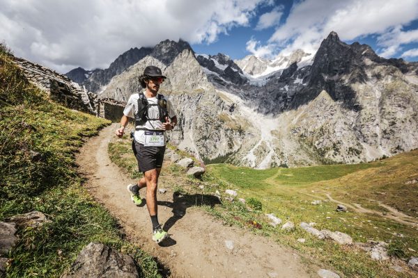 Od Sljemena do Mont Blanca - Zovem se Santiago, Argentinac sam koji živi već puno godina u Zagrebu. Počeo sam trčati prije više od 5 godina zato što sam htio promijeniti lifestyle i živjeti zdravije. Prvu sam godinu trčao sam, nakon čega sam se pridružio zagrebačkom „running crewu“ Zagreb Runners, kako bih naučio više o sportu i naravno, upoznao ljude koji se vesele trčanju kao i ja. Počeo sam strukturirano trenirati, učiti više o trčanju i baš jako zavolio sve vezano uz running community. Na početku sam trčao nekoliko kratkih cestovnih utrka (10 km i 21 km) i štafetu The Speed Project DYI od Zagreba do Beograda, prilikom koje sam prvi put iskusio probijati fizičke i mentalne granice. Nekoliko nas iz Zagreb Runnersa sudjelovalo je na lokalnoj trail ligi na Medvednici i to je bio moj prvi doticaj s trailom i od tada sam zaluđen trčanjem po planinama.