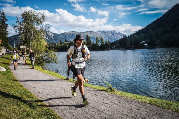 Od Sljemena do Mont Blanca - Zovem se Santiago, Argentinac sam koji živi već puno godina u Zagrebu. Počeo sam trčati prije više od 5 godina zato što sam htio promijeniti lifestyle i živjeti zdravije. Prvu sam godinu trčao sam, nakon čega sam se pridružio zagrebačkom „running crewu“ Zagreb Runners, kako bih naučio više o sportu i naravno, upoznao ljude koji se vesele trčanju kao i ja. Počeo sam strukturirano trenirati, učiti više o trčanju i baš jako zavolio sve vezano uz running community. Na početku sam trčao nekoliko kratkih cestovnih utrka (10 km i 21 km) i štafetu The Speed Project DYI od Zagreba do Beograda, prilikom koje sam prvi put iskusio probijati fizičke i mentalne granice. Nekoliko nas iz Zagreb Runnersa sudjelovalo je na lokalnoj trail ligi na Medvednici i to je bio moj prvi doticaj s trailom i od tada sam zaluđen trčanjem po planinama.